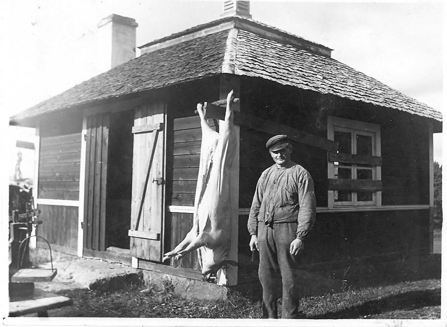 Enligt ett försäkringsbrev daterat september 1935, var Tomta försäkrat för: Boningshuset 11 000:- kr Ålderdomshemmet 3