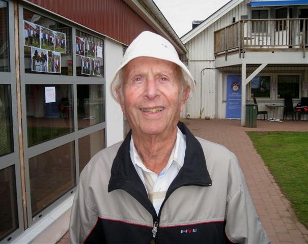 Det visade sig att fadern, Carl-Johan Bokelund, hade varit studiekamrat med redaktören i en tvåårig chefsutbildning åren 1961-63.