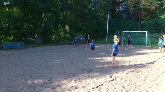 10 (14) Ung Handboll Handledare: Patrik Johansson Ungdomarna som arbetat med detta projekt fick ta stort ansvar i processen för beachhandbollscupen samt handbollslägret som arrangerades tillsammans