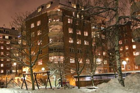 Kvadratmeteravgiften blir 815:-/m 2. något lägre än i andra jämförbara bostadsrättsföreningar. Sammanställning av budget 2013. Intäkter 14 400 000 inkl.