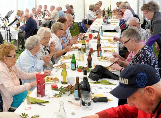 Amatörer i alla åldrar är välkomna och medhavd picknickkorg brukar smaka bra efter genomförd
