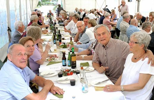 Den grillade fläkkottletten smakade utmärkt. Sång och musik enligt tradition höjde stämningen.