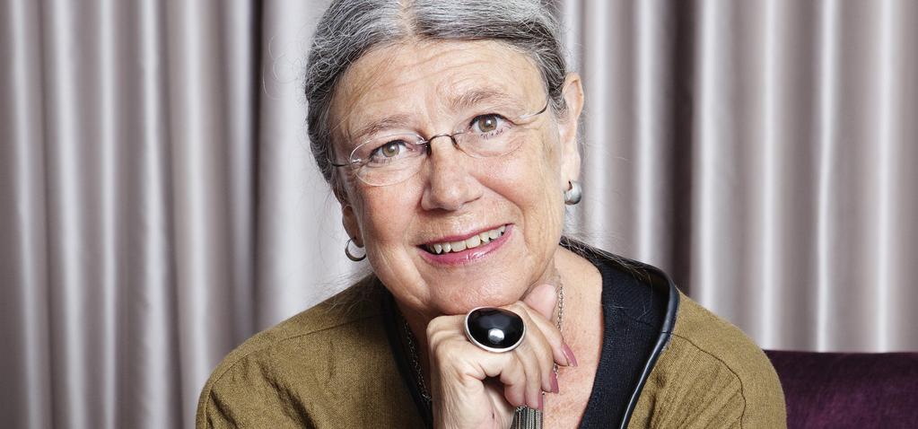 Vuxen Johan Cederholm, Karlshamnsförfattaren till Gränsland och Akvarieflickan signerar sina böcker. 17.00-17.