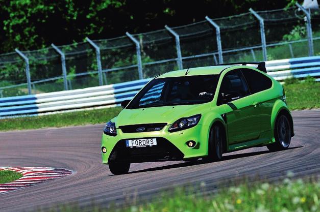 HOCKENHEIM KORTA SLINGAN Ford Focus RS imponerar inte bara på oss när det gäller körglädje på Mantorp Park, våra tyska kollegor har kört bilen på Hockenheim och den är snabbare än Subaru Impreza WRX