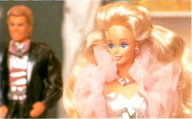 BARNDOM "Vill ha hår som Barbie" (från 2 år) Missnöje har hög förekomst hos flickor från 8 år; kanske redan från