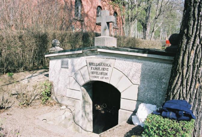 Byggnadsbeskrivning Fjellmanska gravkoret på norra begravningsplatsen i Östersund ligger orienterat i öst-västlig riktning och utgörs av en välvd stenkällare murad av natursten täckt med koppartak.