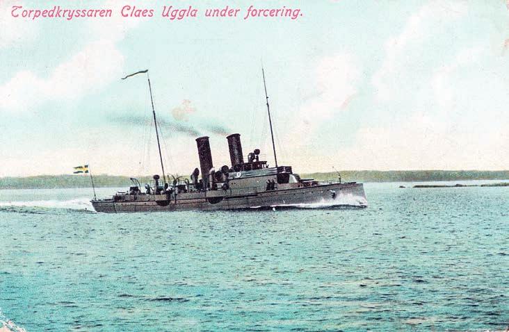 riksäpplet Fig. 2.6. Flottan har uppkallat fartyg efter amiral Uggla för att hylla honom. På det kolorerade vykortet ses torpedkryssaren Claes Uggla under forcering.