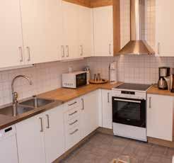 nytt hus som står på plats utan det smälter bra in med omgivande hus.