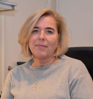 Det finns två tillägg: 1. att regeringen ska återkomma till riksdagen med förslag på kompletterande lagstiftning så "att likvärdiga krav ställs på privata och offentliga aktörer, 2.
