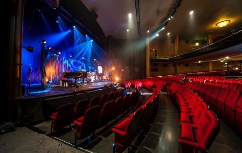 PRISLISTA TEKNIK 2018 LJUS: Fast scenljus front 750 kr Fast scenljus scen 750 kr Rörligt ljus på backdrop Ljusbord Grand Ma2 onpc 4850 kr 1300 kr LJUD: PA Lacoustic Arc`s 3800 kr Allen&Health