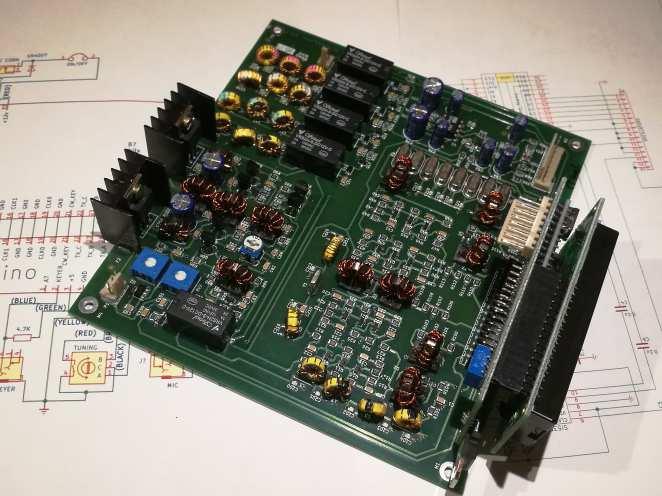 TEKNIK & EGENBYGGE i andra blandaren som tar ner signalen till 12 MHz som därefter passerar ytterligare ett kristallfilter innan signalen i en demodulator (diodblandare) tas ner till LF-nivå som