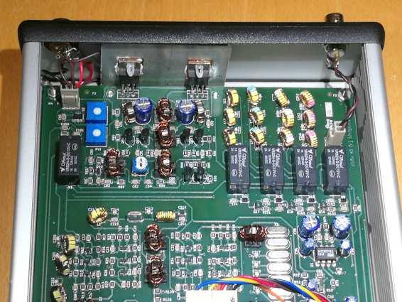 Denna krets är ett mycket intressant alternativ till DDSkretsar som inte bara drar mycket ström utan även är dyra som synden. Kretsen styrs via en I2C-buss från en Arduino-processor.