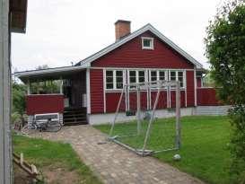 När det gäller namnet Emmalund, så finns ett äldre och ett yngre hus knutna till namnet. Detta hus, Flädervägen 41, ligger där kartan från 1907 anger läget för Emmalund.