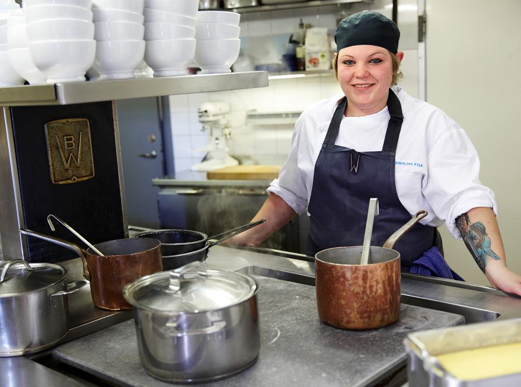 Restaurang och café Är du intresserad av att arbeta inom restaurang och café? Den här utbildningen passar dig som vill jobba med matlagning, servering och service.