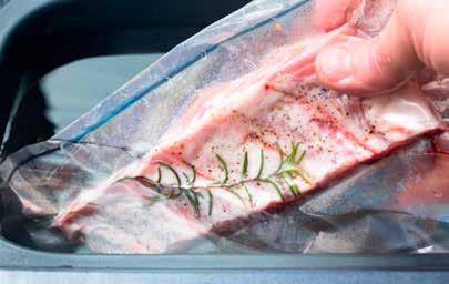 olika råvaror och utbildade mästerkockar i tekniken. Sous vide är en matlagningsmetod som går ut på att maten tillagas i en vakuumförpackning placerad i vattenbad.