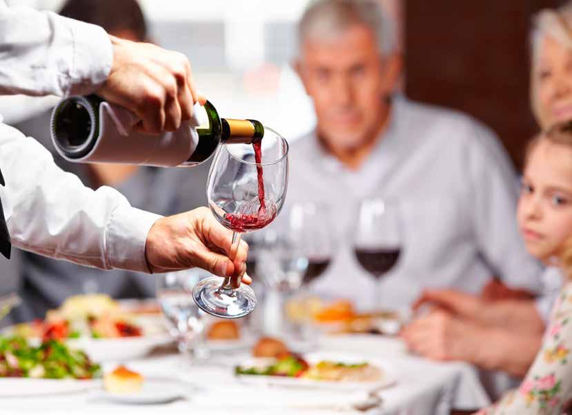 I jakten på unika upplevelser satsar vissa Ett spännande exempel är restaurang Svartklubben i Stockholm, där synskadad och därtill sjungande personal serverar måltider som avnjuts i kolmörker.