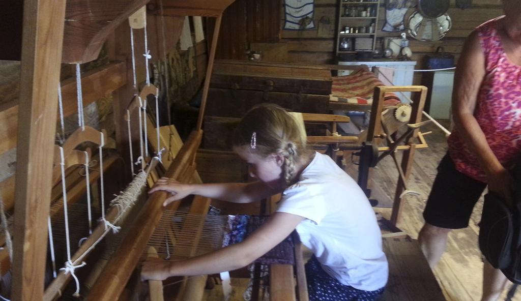 FOTO: BERIT HALVARSSON Under familjedagarna i Lindesnäs har man fokus på hantverk. Man får till och med väva! Här vårdar hembygdsföreningen ortens bruksmuseum, dess kulturmiljö och naturstig.