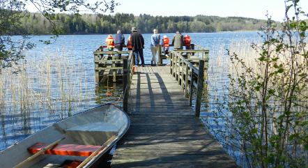 På Grödinge hembygdsgård har man skoldagar med många aktiviteter. Det är jättekul att stå på bryggan och meta! Fiskelycka! STOCKHOLM.