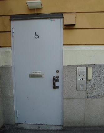 Bild 22: Bilden visar dörrens utformning vid den alternativa entrén. 4:2.