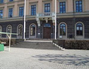 Bild 26: Huvudentrén på Rådhuset i Gävle. Bild 27: Ramp vid huvudentrén. 4:4.