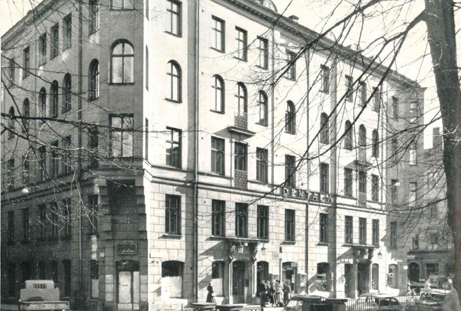 Bolaget sålde handinstrument och hade 23 artiklar i sortimentet. 115 år senare har vi fortfarande farten uppe och räknar med att flyga i ytterligare minst 115år!
