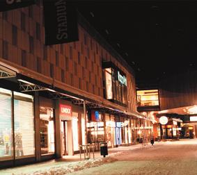 TORGET Ljuset från skyltfönstren samt butikernas inre belysningen bidrar till ett rikligt ljus på torget. Det är lätt att se dem man möter.