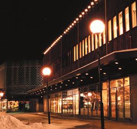 Globerna upplevs inte direkt bländande eftersom den övriga omgivningen är väl upplyst, men de bidrar till ett oordnat intryck.