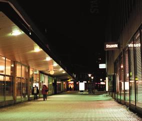 På grund av dess slumpmässiga och ogenomtänkta möblering såsom placering av sandlådor, skyltar, reklamtavlor och