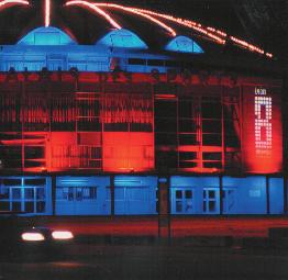 inrymmer Stadium idag, har en nyrenoveradfasadbelysning. Strålkastarna på fasaden bidrar även till att ge ett rikt ljus på marken och skapar en spännande atmosfär åt torgrummet som helhet.