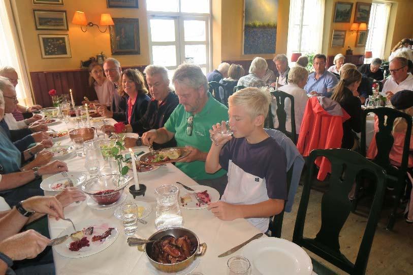 Efter besöket på Autoseum drar vi vidare mot en lunch på Brösarps Gästgiveri.