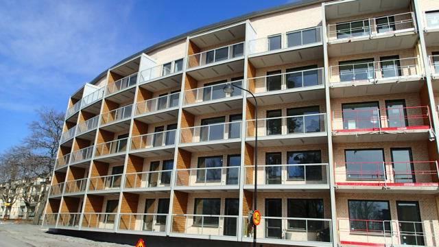 BOSTADSRÄTTSLÄGENHET - KALLHÄLLS CENTRUM - PRIS: 1 995 000:- ELLER HÖGSTBJUDANDE Beskrivning Kvadratsmart 2:a med uteplats och en balkong!