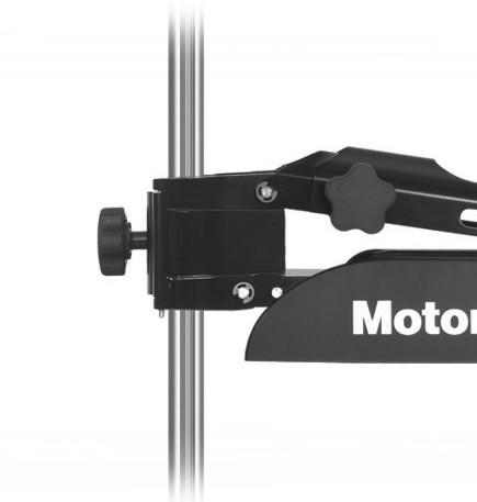 Installera oh ta bort motorn TROLLINGMOTORDRIFT Fästvred 41286 1. För att installera motorn vid bogmonteringen ska fästvredet vridas moturs för att lossa oh öppna fästdörren. 2.