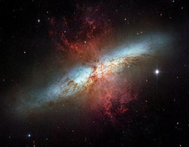 Sombrerogalaxen En av universums mest bildsköna galaxer är Sombrerogalaxen, M104, 30 miljoner ljusår från jorden.