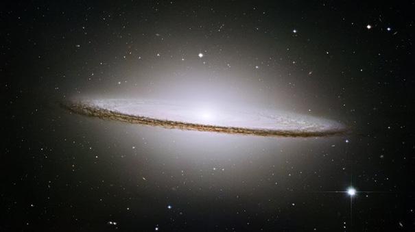 Galaxen består av en ljus kärna och ett tjockt stoft som ligger i en cirkel runtom den Starburst Messier 82 är en starburstgalax.