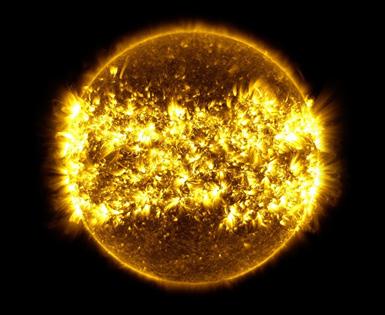 Bilden består av en sammanslagning av ett helt års observationer och de solstormar som sveper över solens yta kan tydligt ses.