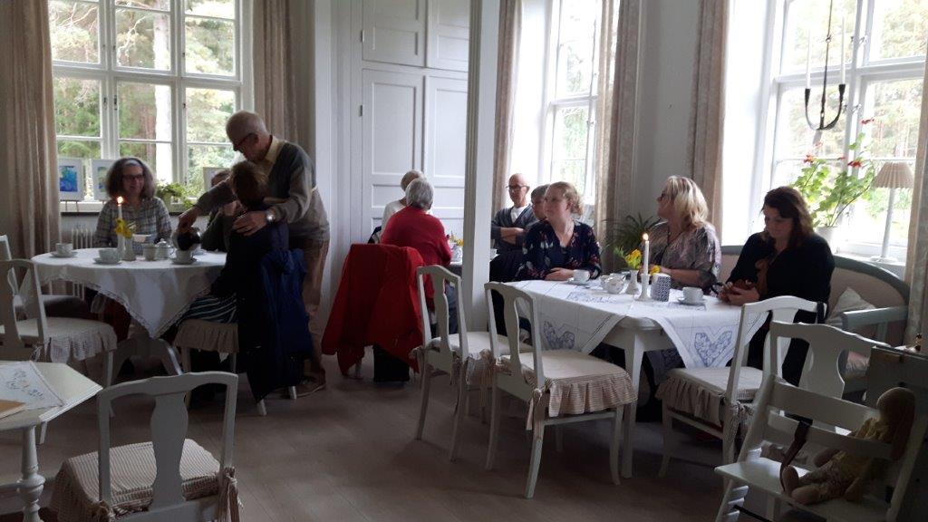 Våra caféer avslutades med elvakaffe med macka och kaffe och höstcafé då vi bjöd på äppelpaj. Vi hade även fritidsgård då vi hade halloweenpyssel vilket var mycket uppskattat.