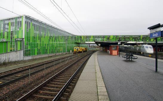 Resa Översikt Till/från: Flyg: Arlanda + 30 min med tåg Bil: väldigt bra kommunikationer med bil