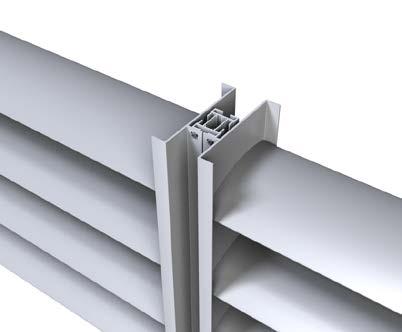 Utförande 4: Lamellerna skruvas till änd-/gavelprofiler, vilket möjliggör prefabricering av sektioner. Sektionerna monteras vertikalt på bärprofiler av aluminium.