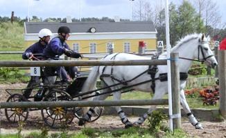 Placering och hindertider mitt i, men när man hade räknat samman dressyr och maraton låg vi på silverplats. Hade råd att riva en boll och behålla min placering, nu gällde det att ladda om.