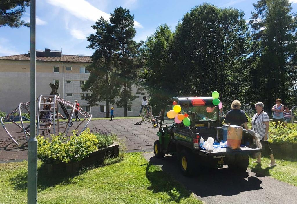 Det var mycket uppskattat och det kom många som var glassugna. Vi hade även Pajpartaj-café den veckan. Veckan efter var det två flickor som uppträdde och sjöng några låtar.