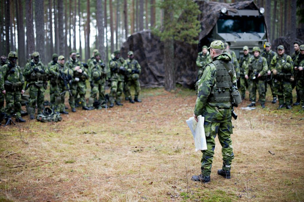 Bild 3.3.2.A. Foto: Försvarsmakten Genom att du som chef orienterar och tidigt för dialog kring uppgifter, blir gruppen fokuserad på den uppgift som ska lösas. D.v.s. en gemensam ansträngning där alla i enheten har som mål att göra sitt bästa för att bidra till att uppgiften blir löst.