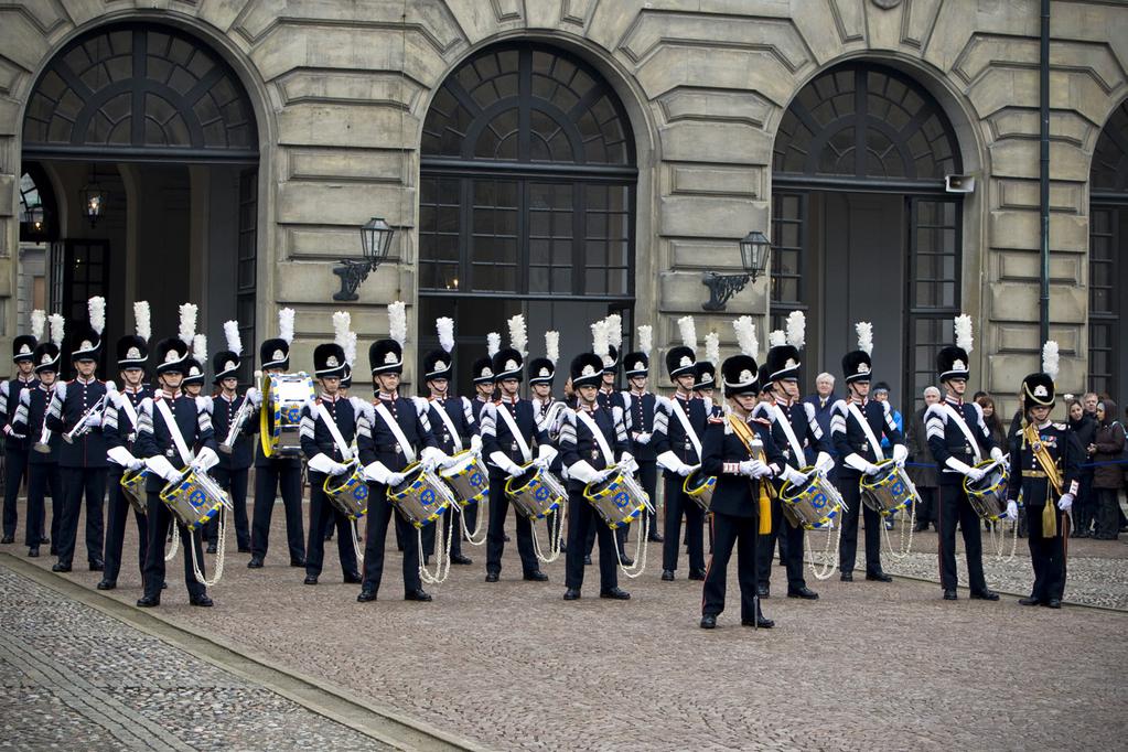 Traditioner och ceremonier Tradition är ett latinskt ord som betyder överlämnande. Det som överlämnas är ett arv av seder och bruk, olika synsätt, språk och värderingar.
