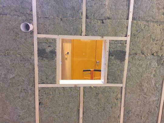 Bild 4. Montering av fönster och rör för ventilation Bild 5.