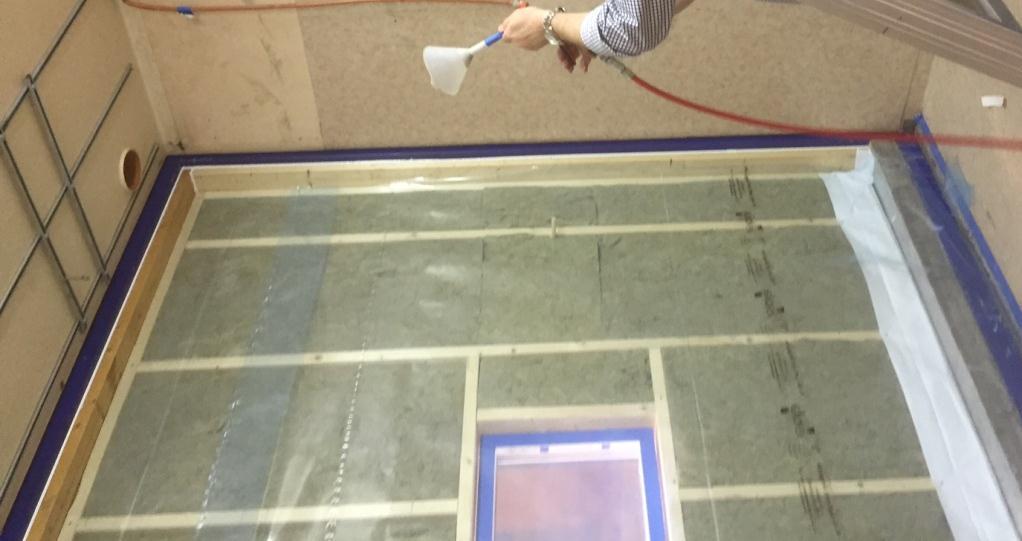 Tratten ansluts till en tryckluftpistol. Bild 6.