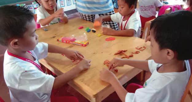 Barnen lär sig stava genom att göra roliga saker Under hösten så har det pågått många aktiviteter på förskolan i Batangas.