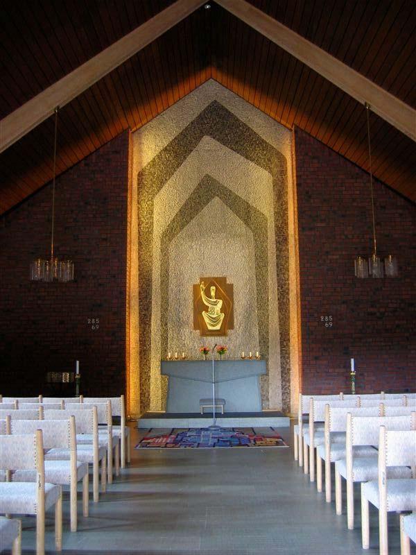 Kyrkobyggnaden S:t Lars kapell är uppfört i en våning med källare. Kapellet präglas av två samlade och volymiskt enkla byggnadskroppar, lagda i vinkel mot varandra.