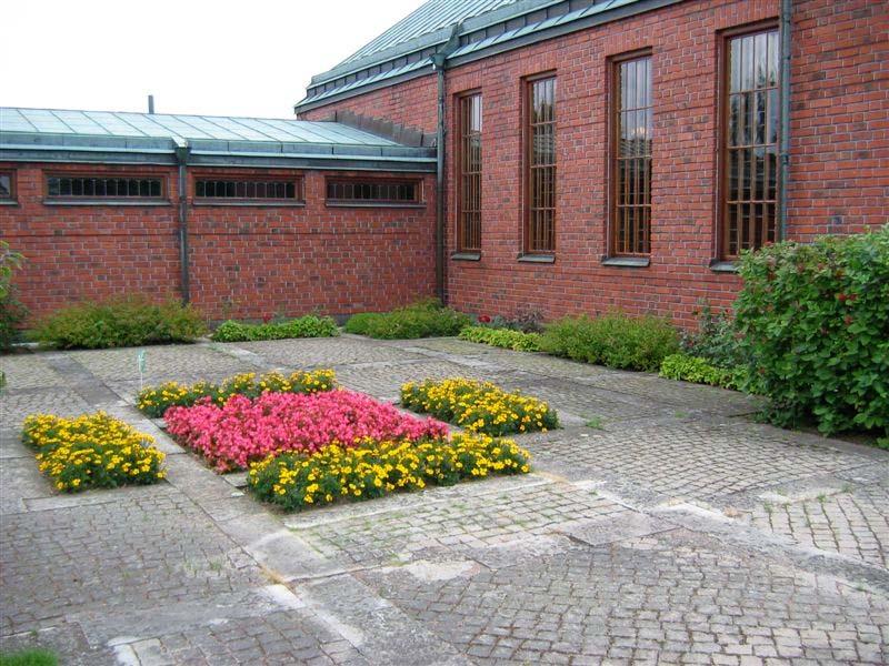 Kulturhistorisk karakterisering och bedömning S:t Lars kapell i Eksjö uppfördes 1962-63 efter ritningar av Kurt von Schmalensee och Börje Stigwall.