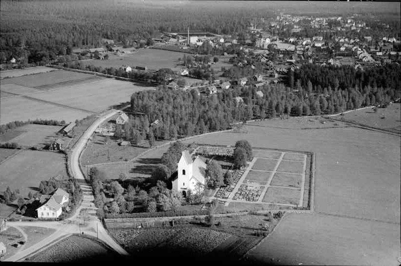 Beskrivning och historik Kyrkomiljön Hässleby kyrka ligger i Mariannelund i Hässlebys socken, i Jönköpings läns västra del, Linköpings stifts sydöstra del. Socknen har tidigare hört till Växjös stift.