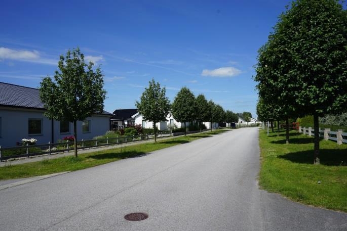 ridskola och agility. Sandskogen med fina promenadstråk och restauranger och kaféer ligger inpå knuten.