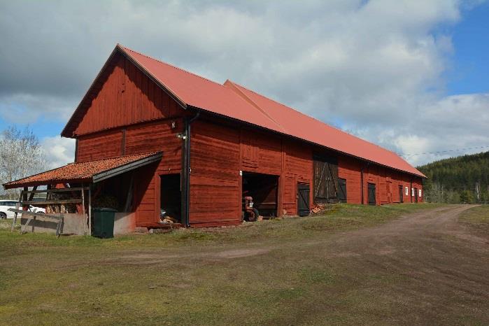 Stort vardagsrum med fönster i tre väderstreck gott om plats för stort matbord samt soffhörna, stor vitputsad öppenspis. Sovrum 1 med öppenspis.